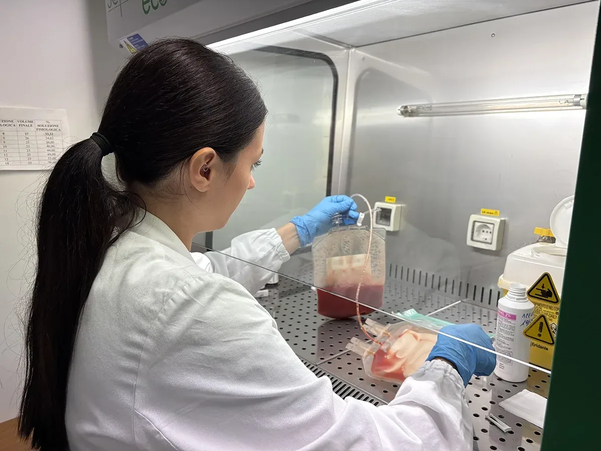 ricercatrice con sacche di sangue ricercatrice con sacche di sangue