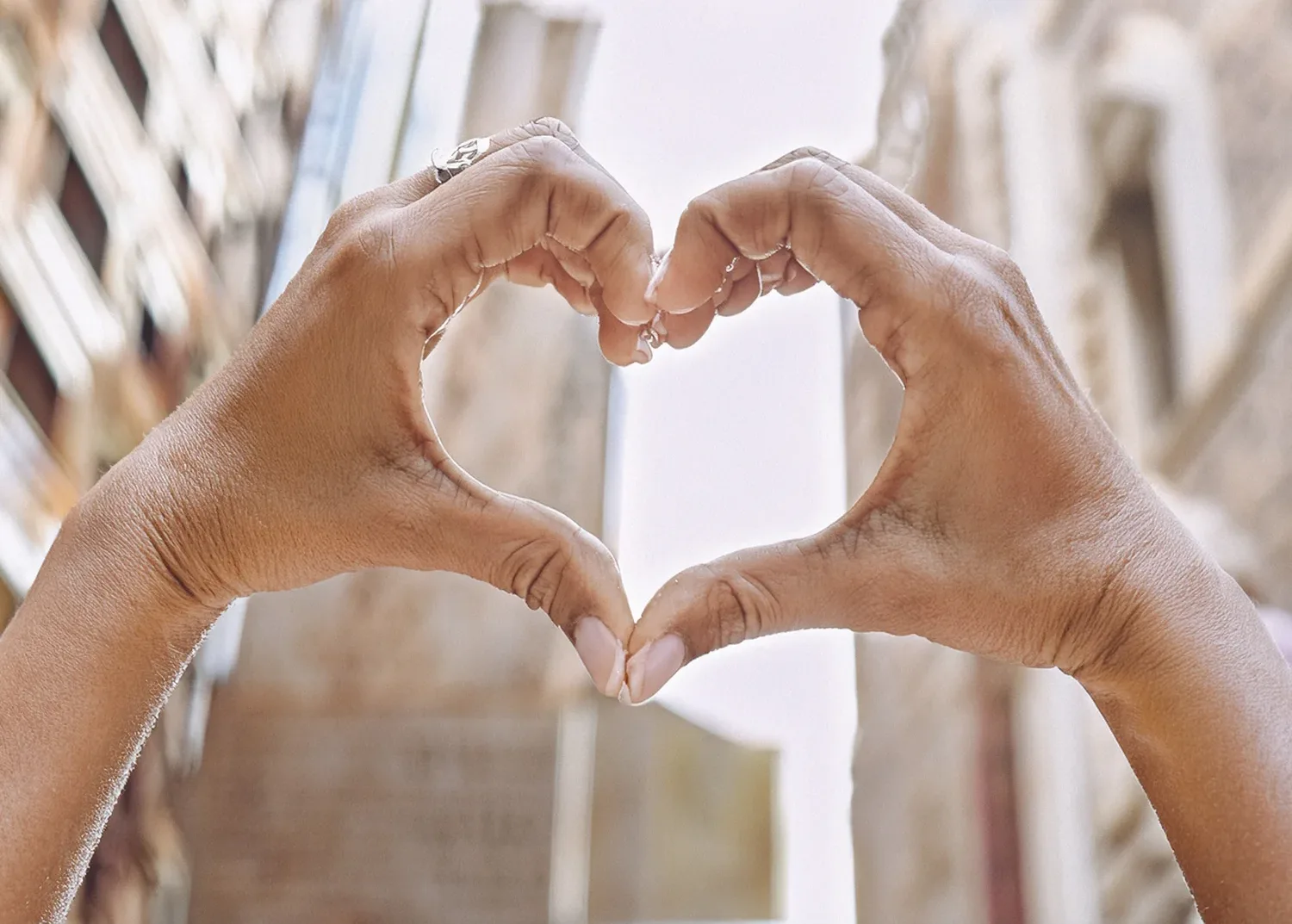 Mano che con le dita forma un cuore