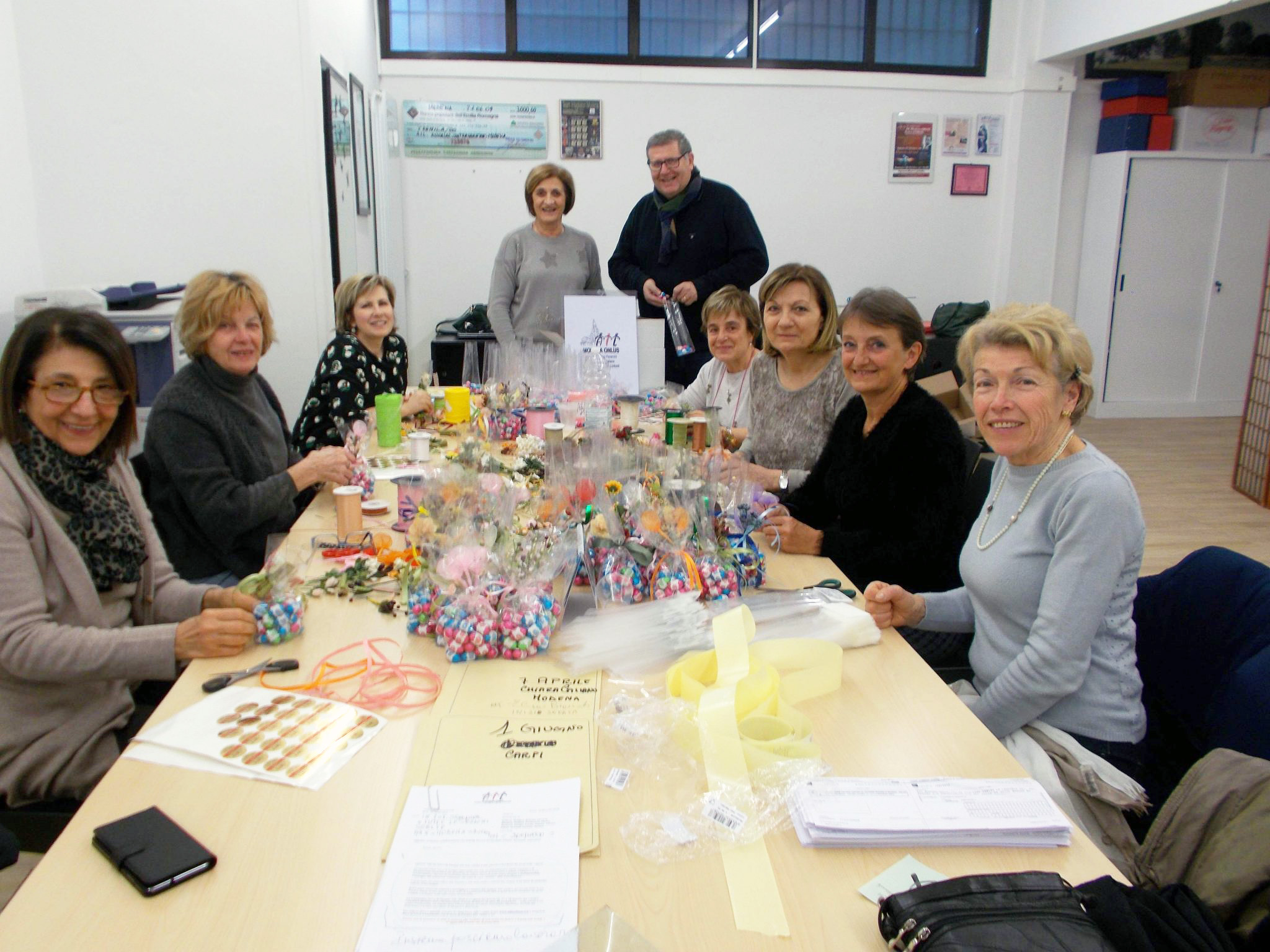 Volontarie AIL Modena intorno a un tavolo