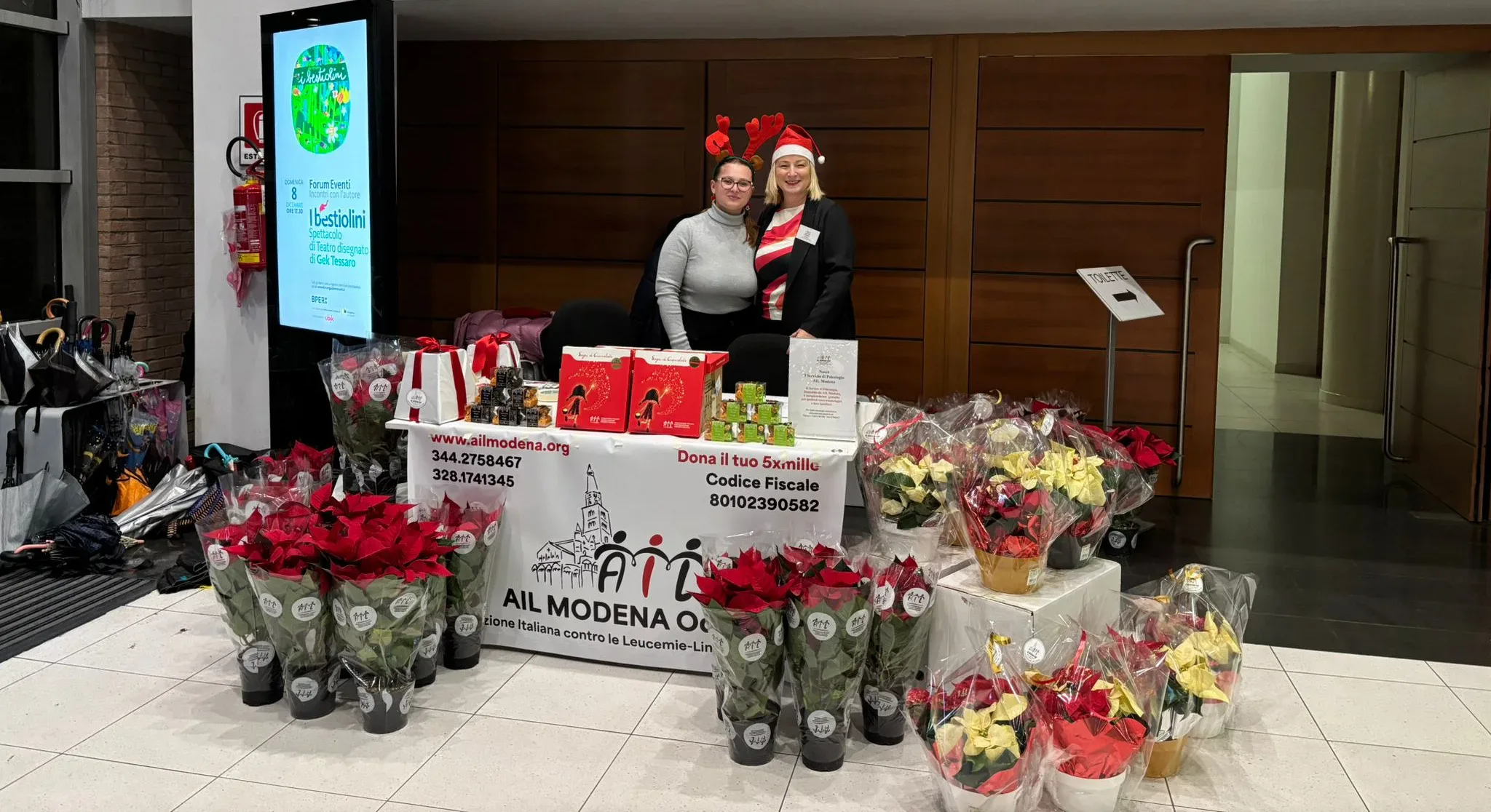 Volontarie AIL Modena durante campagna stelle di Natale