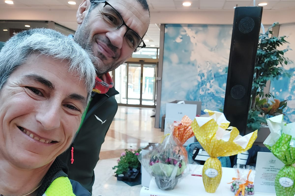 Volontari AIL Modena durante campagna uova di Pasqua