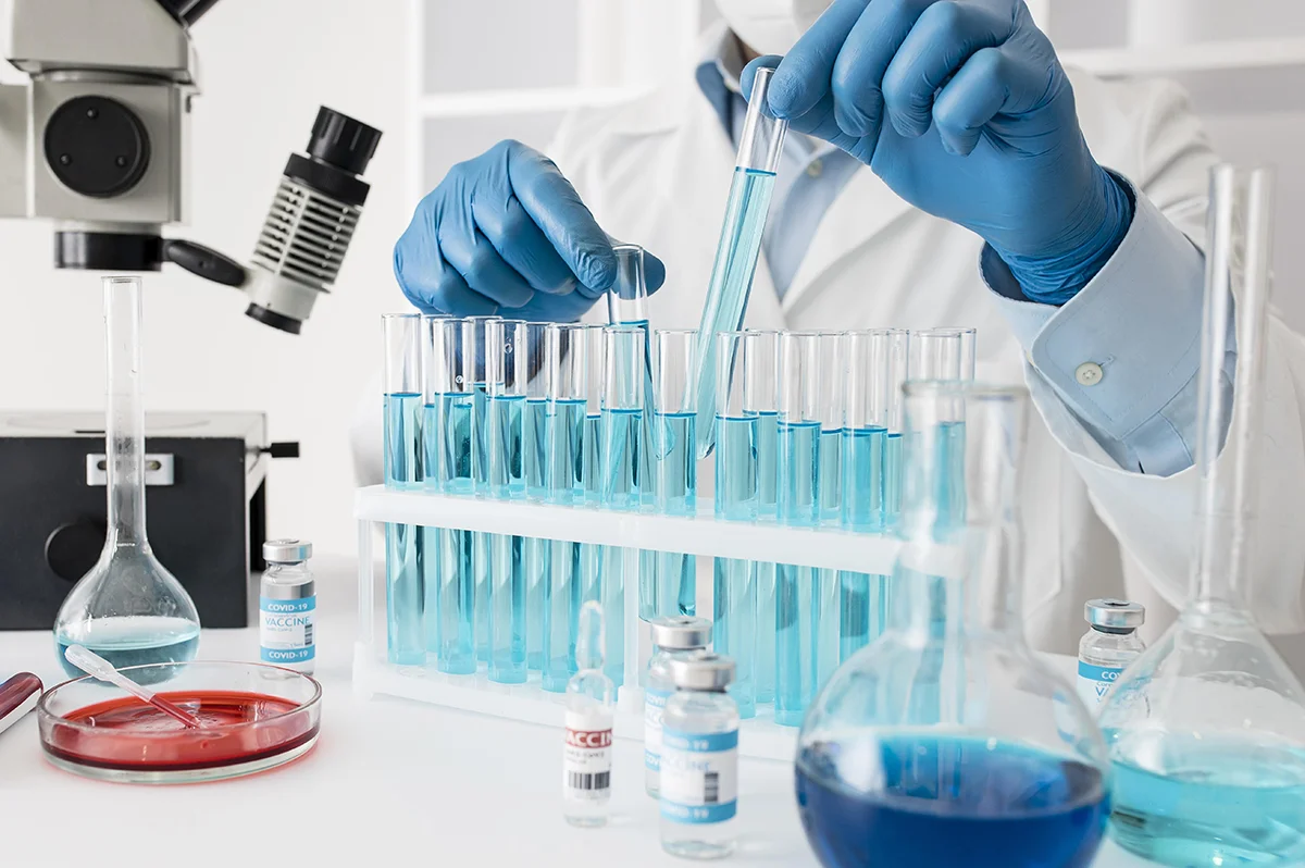 Mani ricercatore che spostano provette