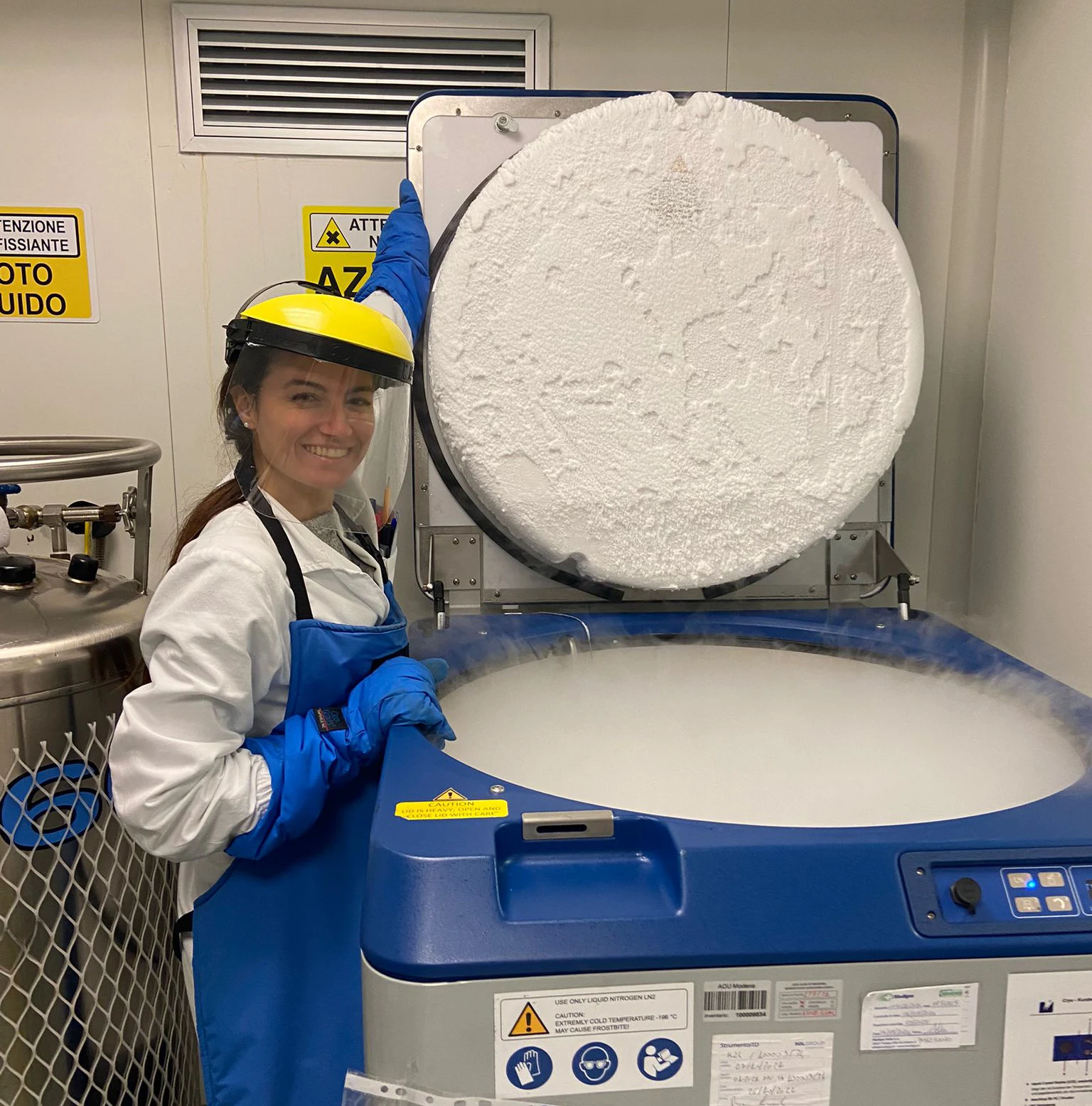 AIL modena ricercatrice con criocontenitore AIL modena ricercatrice con criocontenitore