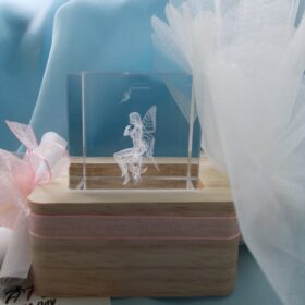 cod.VFT07 Cubo luminoso in cristallo con led "fatina"- base quadrata in legno naturale cm.6x6