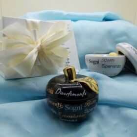 cod.VME02A Mela artistica in porcellana con box dm.8 h.5 -disponibile nei colori bianco, nero, rosso -