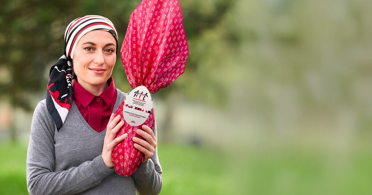 Ragazza con uovo di Pasqua in mano, campagna AIL 2025