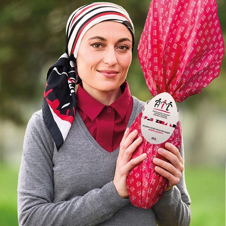 Ragazza con uovo di Pasqua in mano, campagna AIL 2025