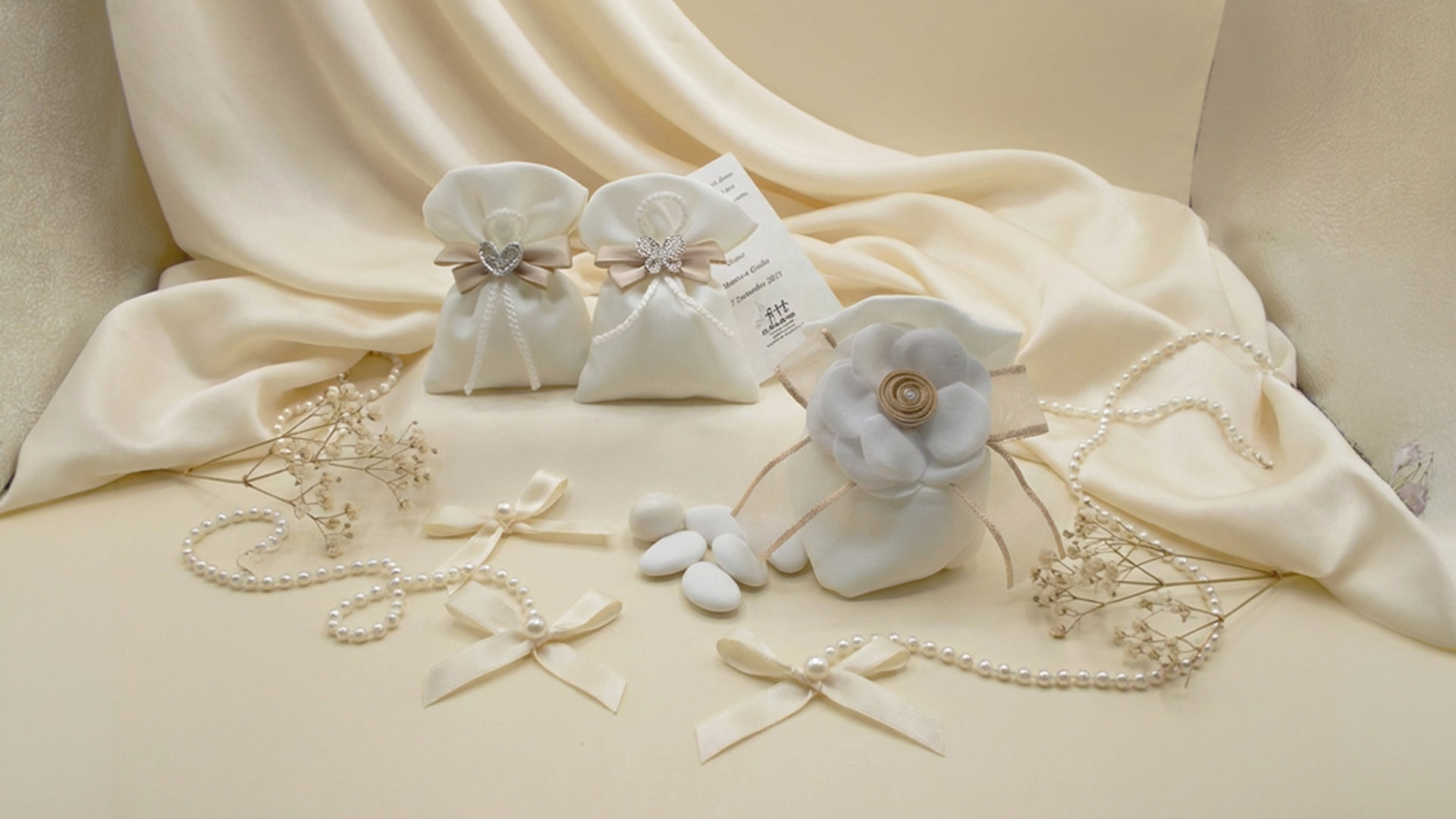 Sacchetti con confetti su ripiano bianco