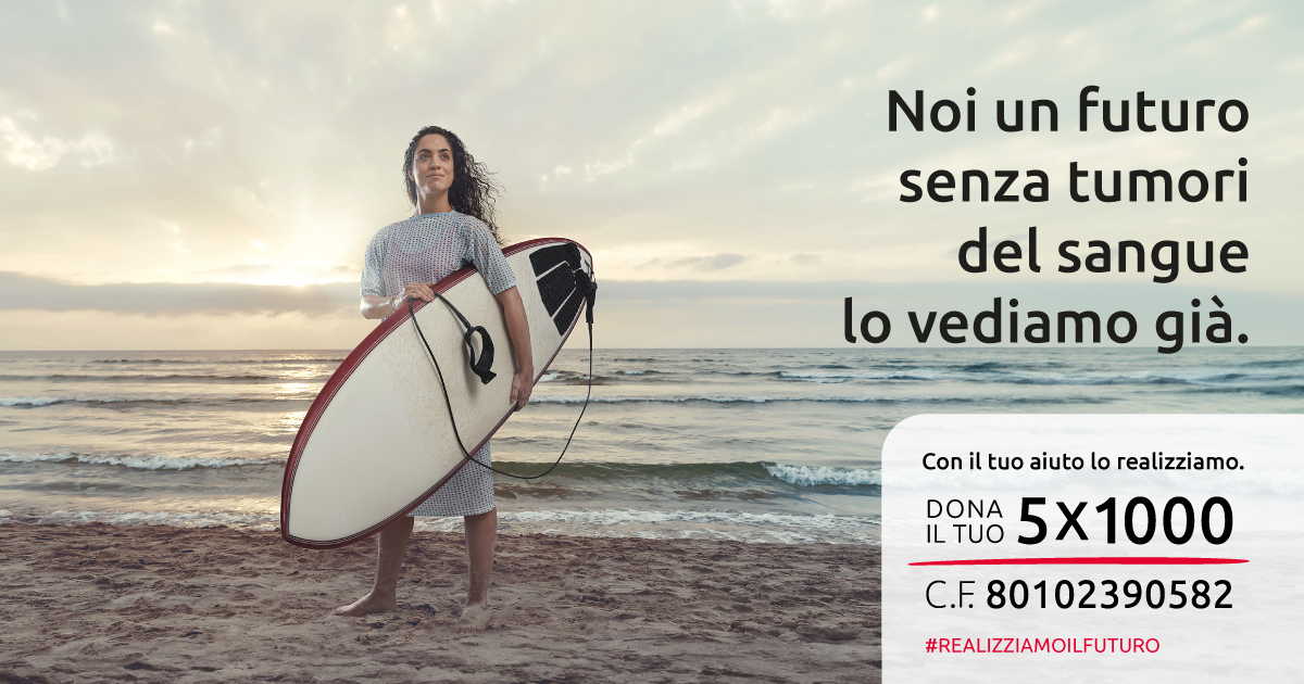 AIL Campagna 5x1000 con ragazza surfista su una spiaggia