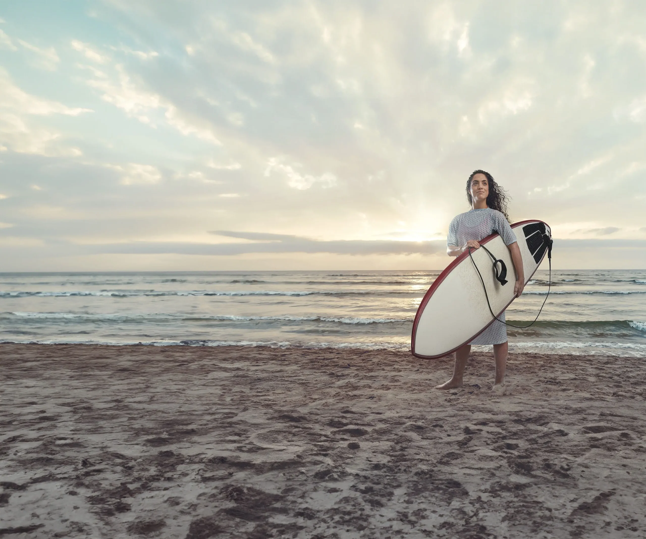 AIL Campagna 5x1000 con ragazza surfista su una spiaggia